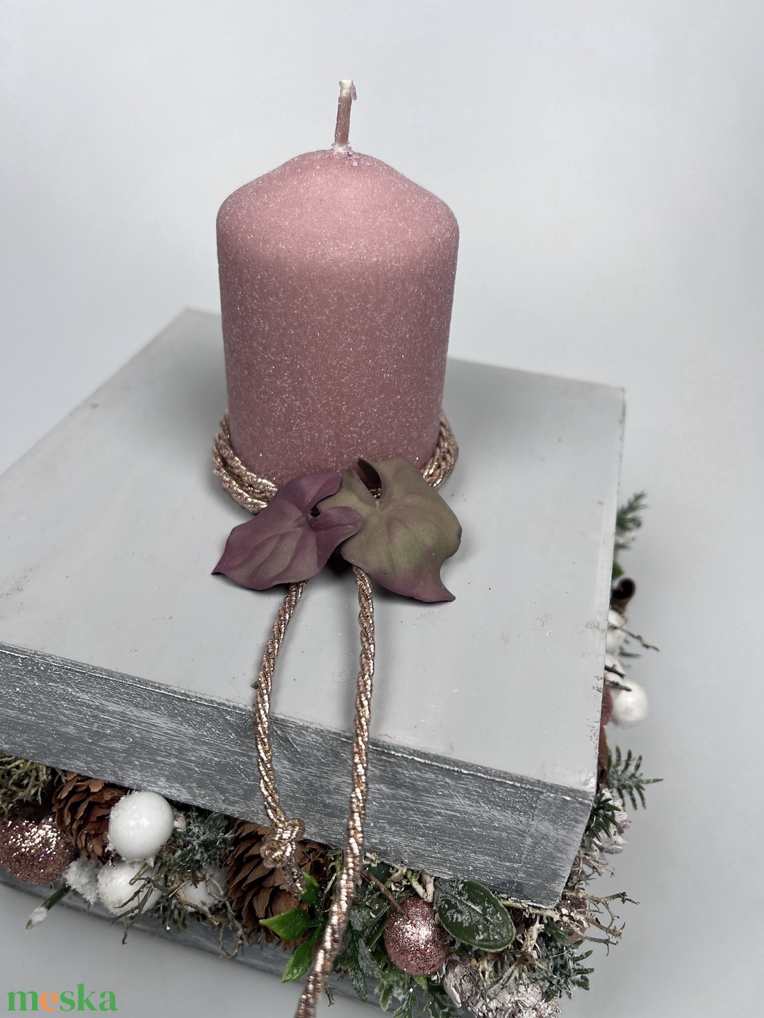 Varázslatos adventi bőségdoboz - karácsonyi asztaldísz bársonyglitter hengergyertyával, rosegold díszzsinórral - karácsony - adventi díszek - adventi asztaldísz - Meska.hu
