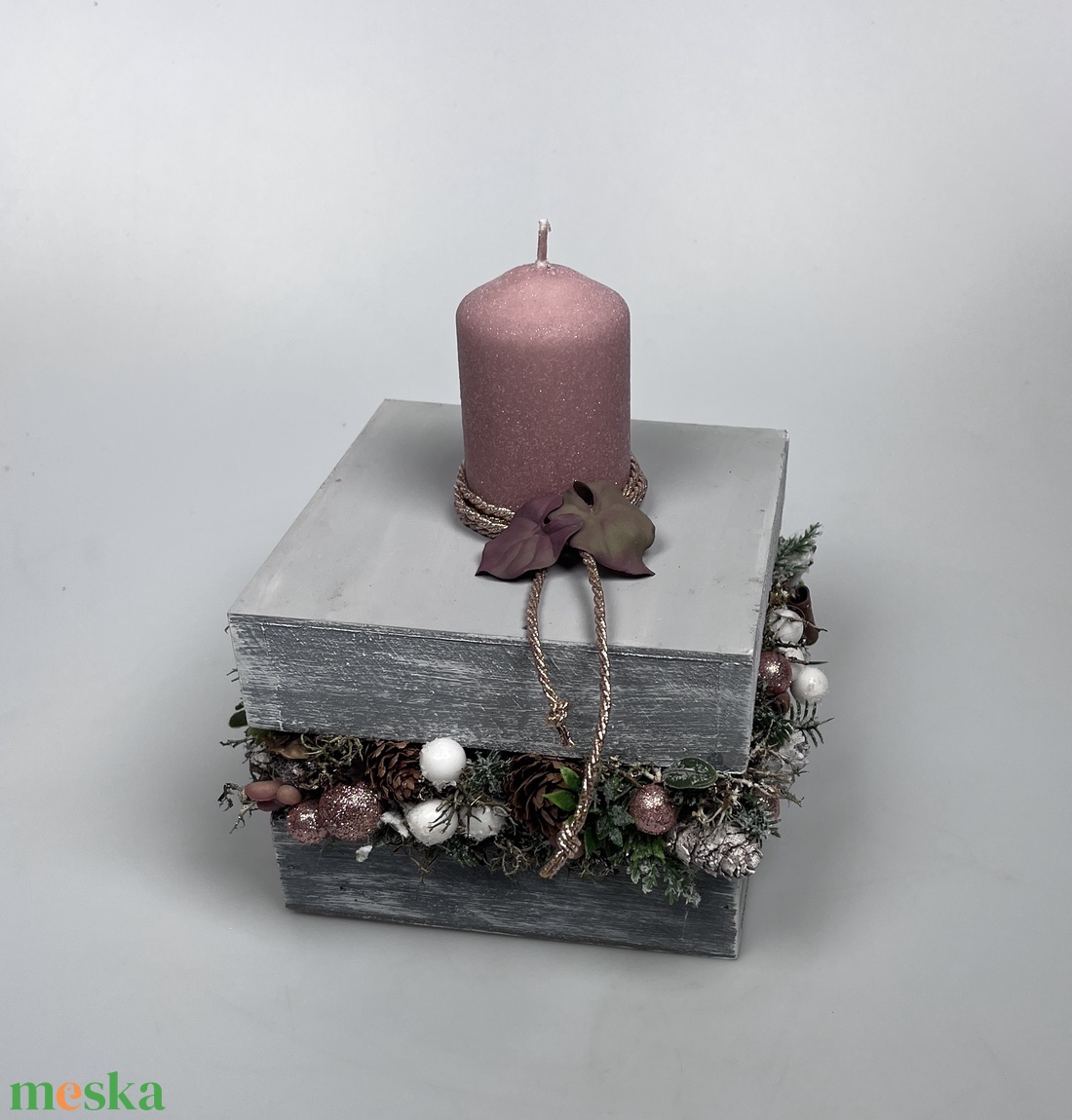 Varázslatos adventi bőségdoboz - karácsonyi asztaldísz bársonyglitter hengergyertyával, rosegold díszzsinórral - karácsony - adventi díszek - adventi asztaldísz - Meska.hu