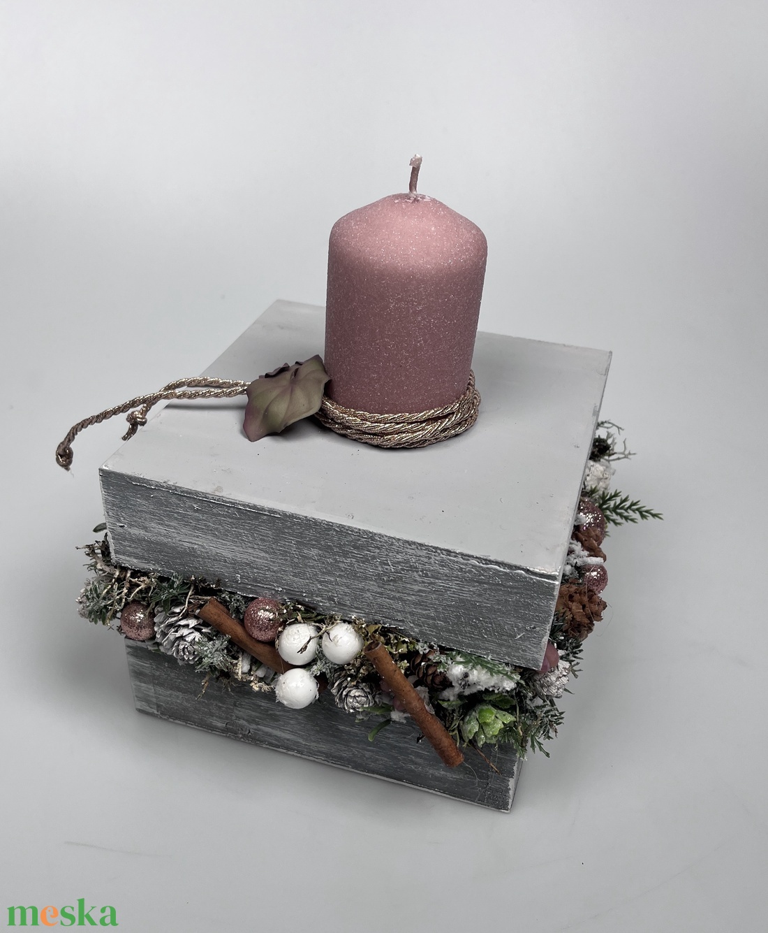 Varázslatos adventi bőségdoboz - karácsonyi asztaldísz bársonyglitter hengergyertyával, rosegold díszzsinórral - karácsony - adventi díszek - adventi asztaldísz - Meska.hu