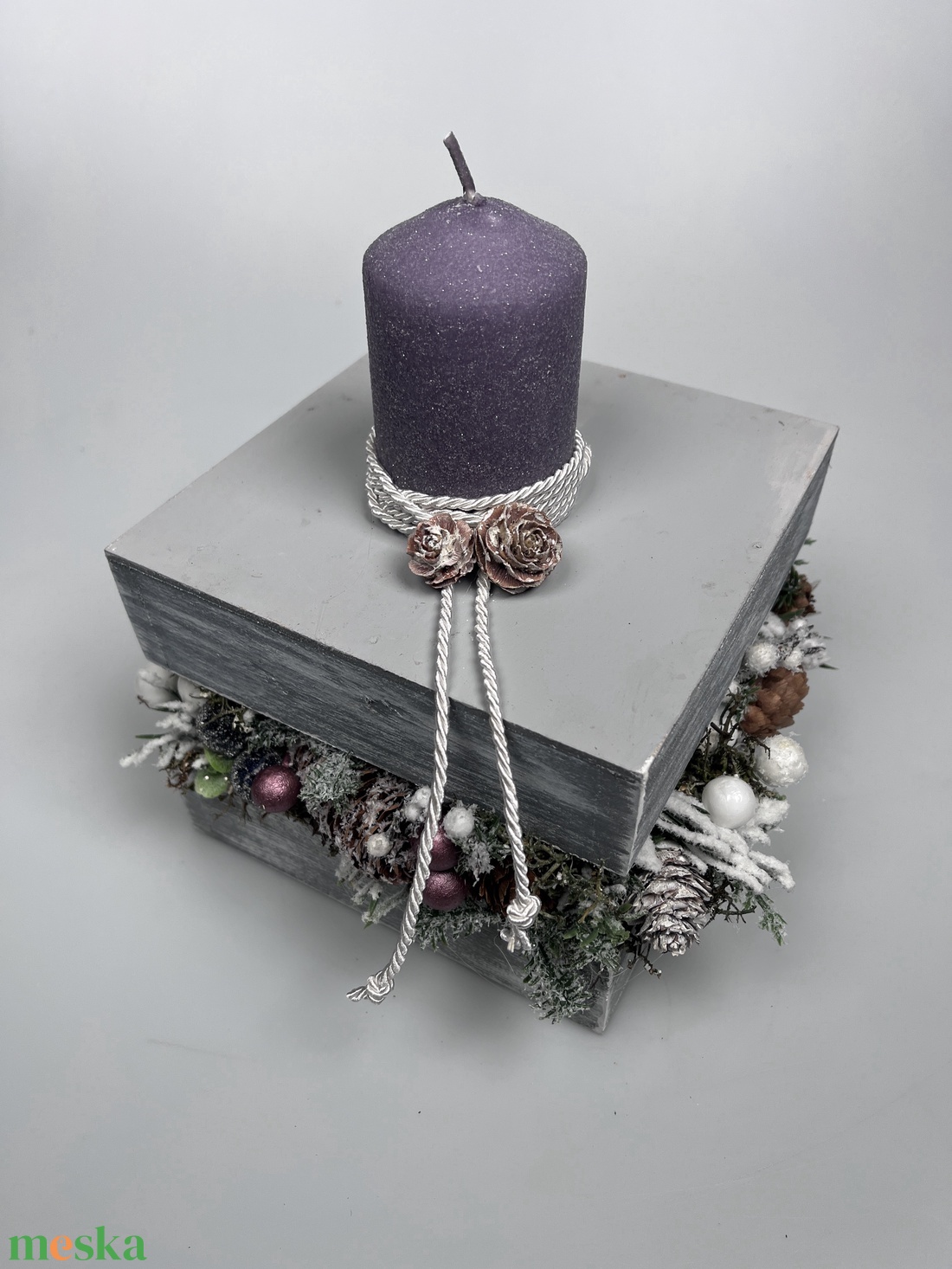 Varázslatos adventi bőségdoboz - karácsonyi asztaldísz lila bársonyglitter hengergyertyával, törtfehér díszzsinórral - karácsony - adventi díszek - adventi asztaldísz - Meska.hu