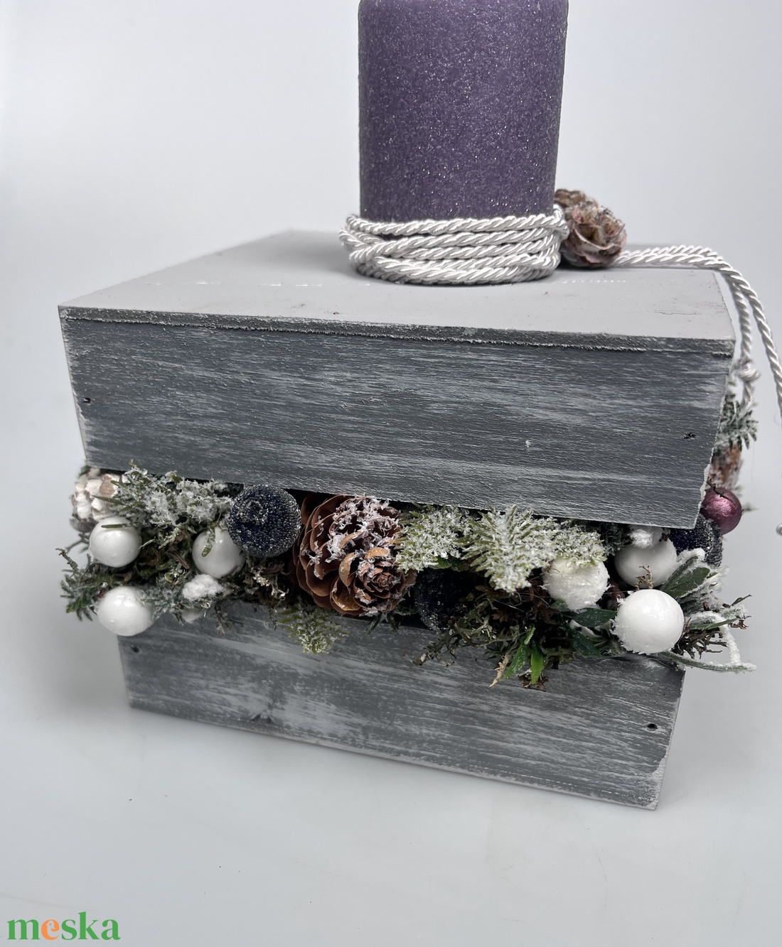 Varázslatos adventi bőségdoboz - karácsonyi asztaldísz lila bársonyglitter hengergyertyával, törtfehér díszzsinórral - karácsony - adventi díszek - adventi asztaldísz - Meska.hu