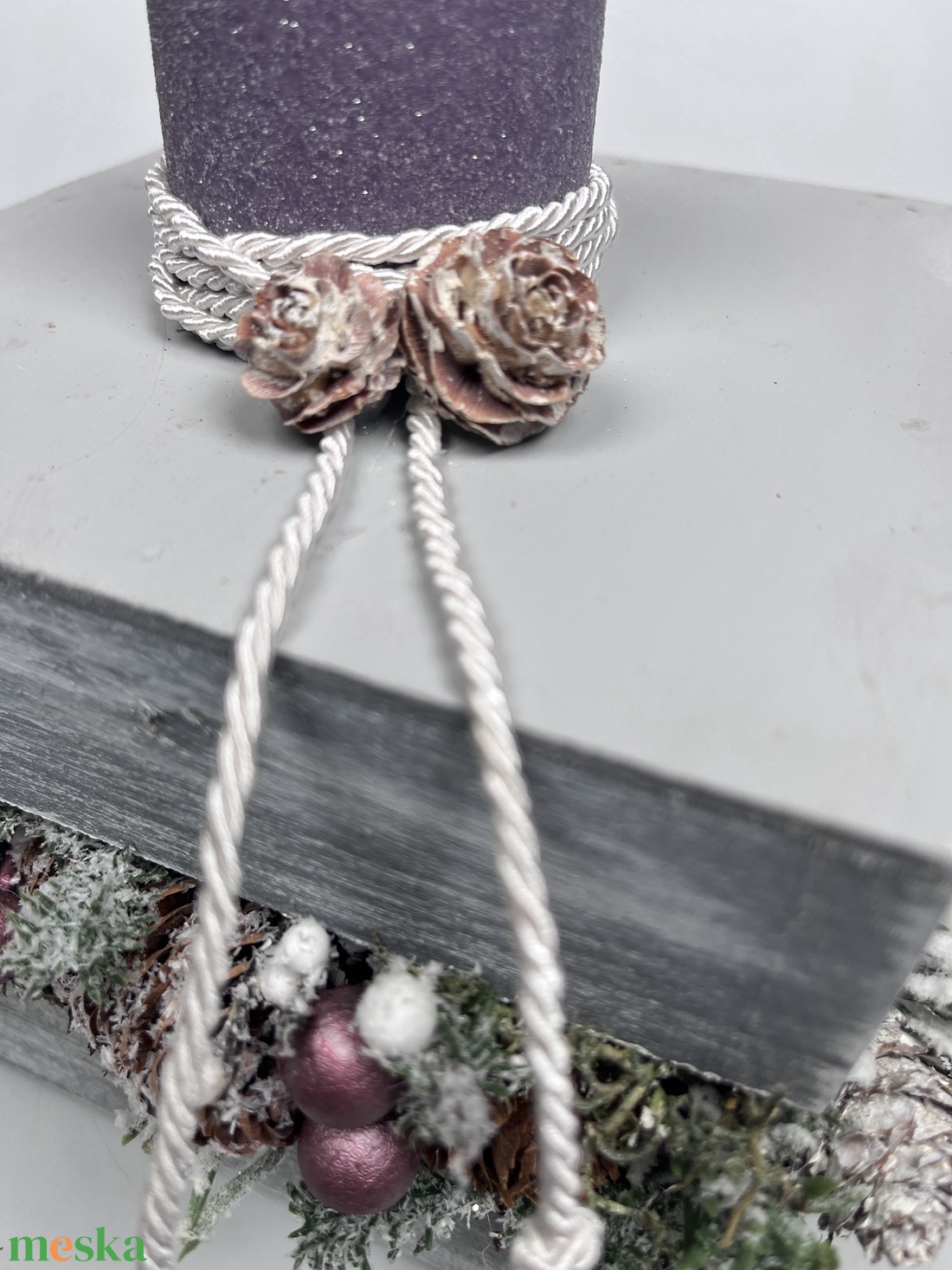 Varázslatos adventi bőségdoboz - karácsonyi asztaldísz lila bársonyglitter hengergyertyával, törtfehér díszzsinórral - karácsony - adventi díszek - adventi asztaldísz - Meska.hu