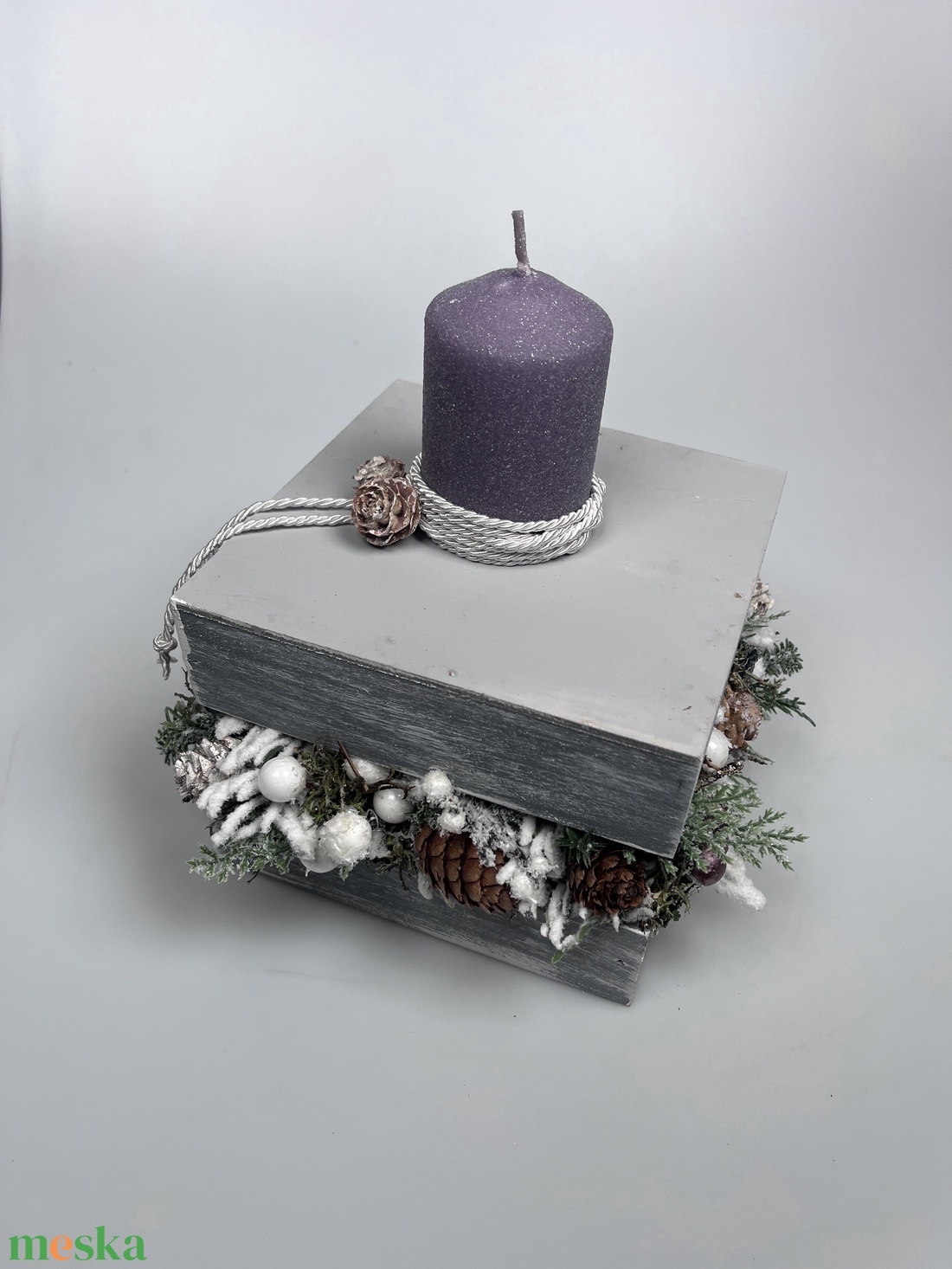 Varázslatos adventi bőségdoboz - karácsonyi asztaldísz lila bársonyglitter hengergyertyával, törtfehér díszzsinórral - karácsony - adventi díszek - adventi asztaldísz - Meska.hu