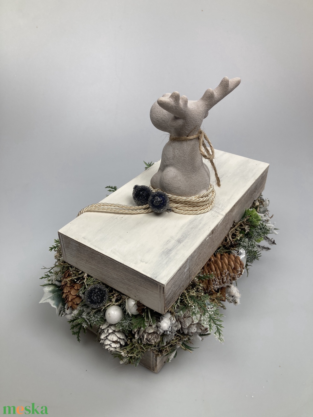 Varázslatos adventi bőségdoboz - ünnepi asztaldísz homokfújt felületű ülő kőrénszarvassal, krémszínű díszzsinórral - karácsony - adventi díszek - adventi asztaldísz - Meska.hu