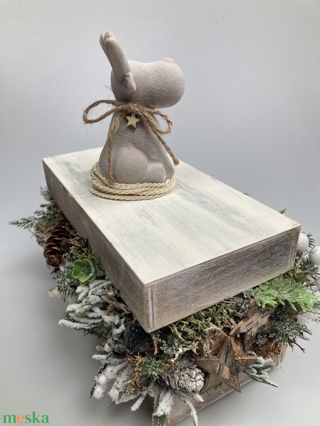 Varázslatos adventi bőségdoboz - ünnepi asztaldísz homokfújt felületű ülő kőrénszarvassal, krémszínű díszzsinórral - karácsony - adventi díszek - adventi asztaldísz - Meska.hu