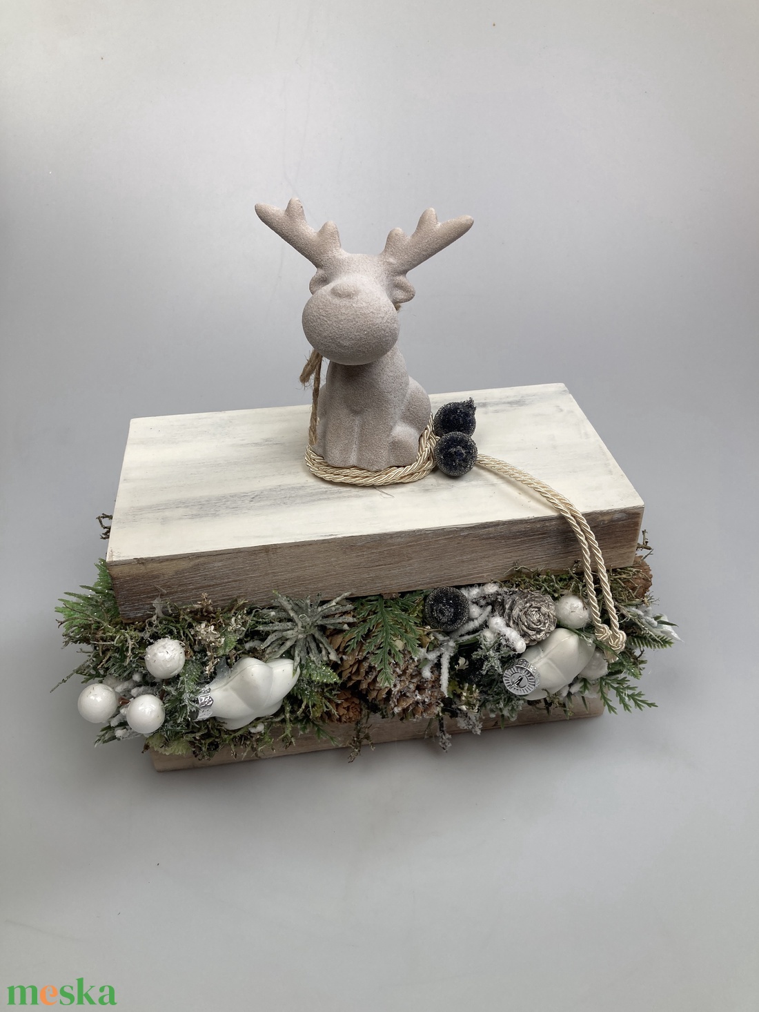 Varázslatos adventi bőségdoboz - ünnepi asztaldísz homokfújt felületű ülő kőrénszarvassal, krémszínű díszzsinórral - karácsony - adventi díszek - adventi asztaldísz - Meska.hu