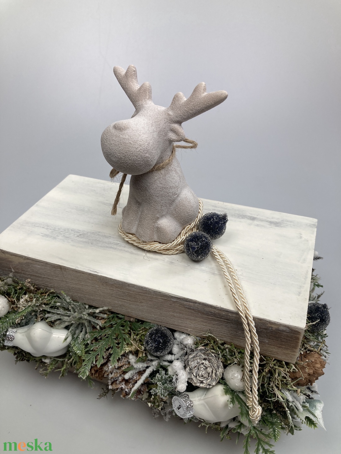 Varázslatos adventi bőségdoboz - ünnepi asztaldísz homokfújt felületű ülő kőrénszarvassal, krémszínű díszzsinórral - karácsony - adventi díszek - adventi asztaldísz - Meska.hu