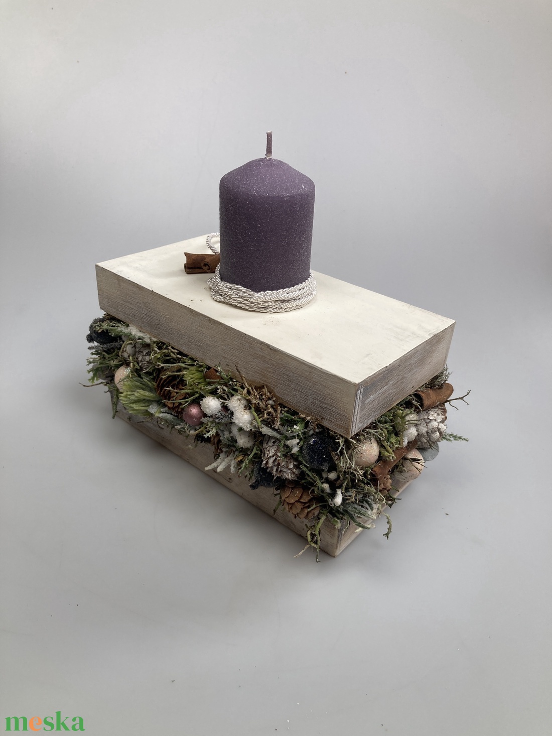 Varázslatos adventi bőségdoboz - ünnepi asztaldísz lila bársony-glitteres gyertyával, törtfehér díszzsinórral, fahéjjal - karácsony - adventi díszek - adventi asztaldísz - Meska.hu