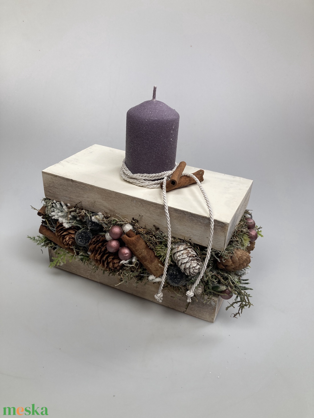 Varázslatos adventi bőségdoboz - ünnepi asztaldísz lila bársony-glitteres gyertyával, törtfehér díszzsinórral, fahéjjal - karácsony - adventi díszek - adventi asztaldísz - Meska.hu