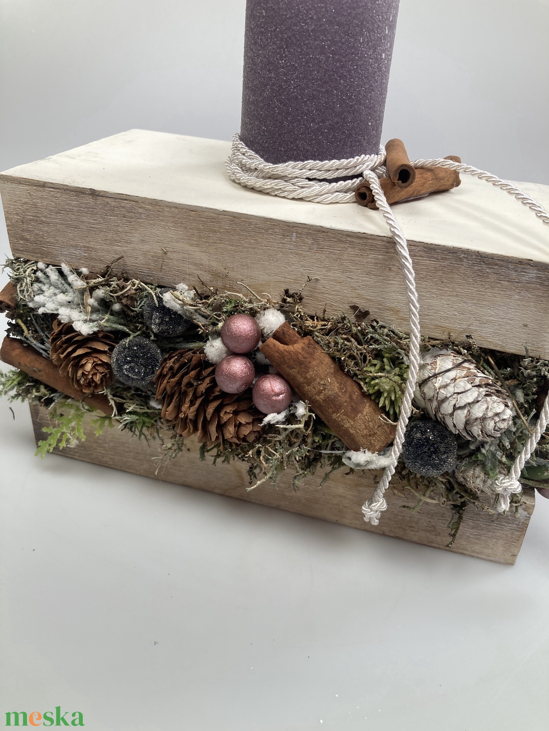 Varázslatos adventi bőségdoboz - ünnepi asztaldísz lila bársony-glitteres gyertyával, törtfehér díszzsinórral, fahéjjal - karácsony - adventi díszek - adventi asztaldísz - Meska.hu
