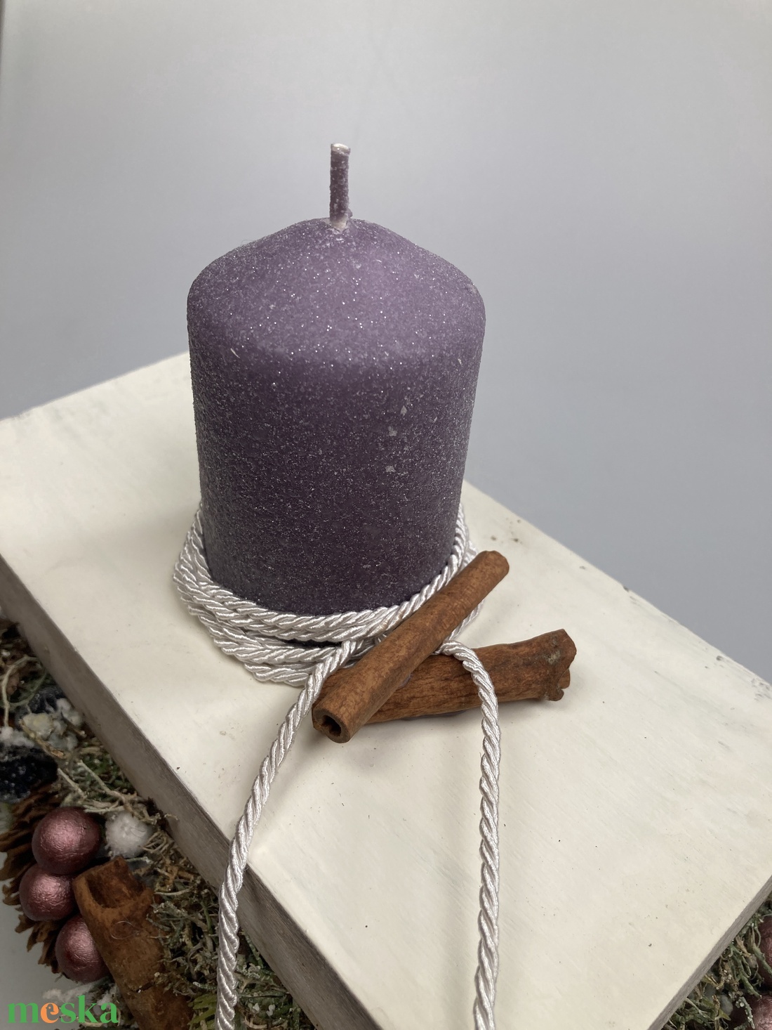 Varázslatos adventi bőségdoboz - ünnepi asztaldísz lila bársony-glitteres gyertyával, törtfehér díszzsinórral, fahéjjal - karácsony - adventi díszek - adventi asztaldísz - Meska.hu