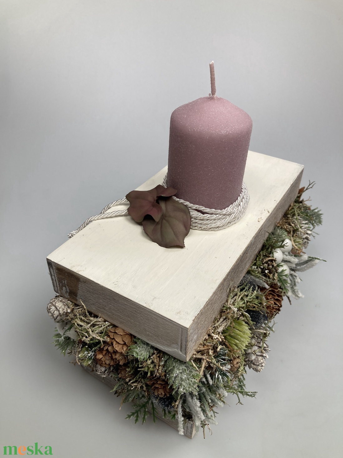 Varázslatos adventi bőségdoboz - ünnepi asztaldísz fahéjas-mályvás bársony-glitteres gyertyával, törtfehér díszzsinórral - karácsony - adventi díszek - adventi asztaldísz - Meska.hu