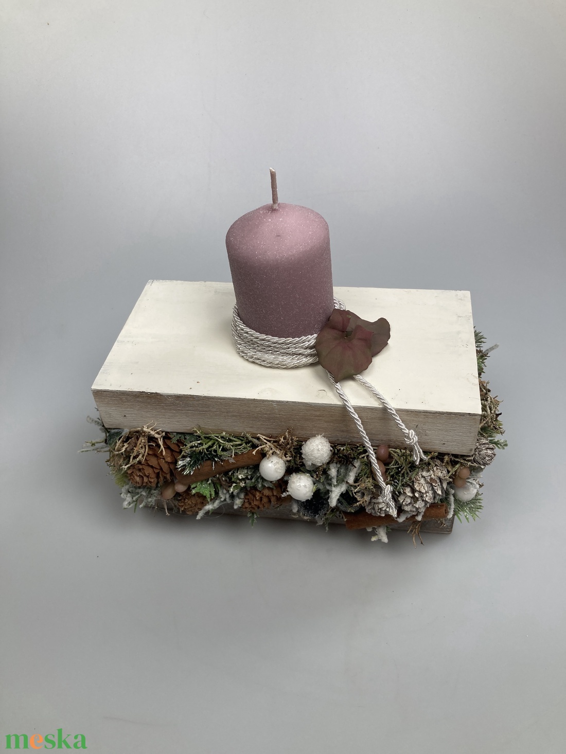 Varázslatos adventi bőségdoboz - ünnepi asztaldísz fahéjas-mályvás bársony-glitteres gyertyával, törtfehér díszzsinórral - karácsony - adventi díszek - adventi asztaldísz - Meska.hu