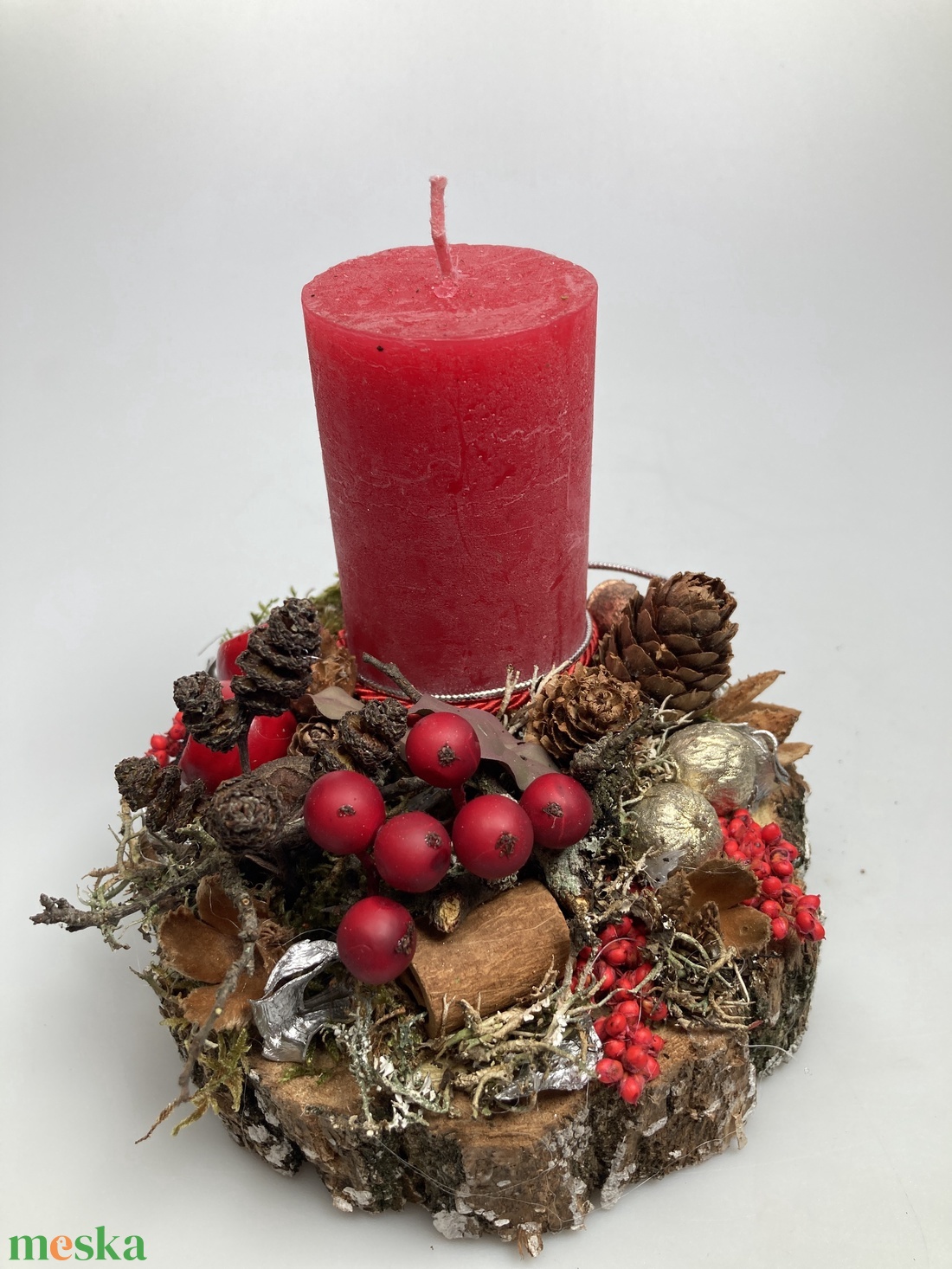 Fakorongra készült asztaldísz egy rusztikus piros hengergyertyával, termésekkel és kellékekkel gazdagon díszítve (FX-01) - karácsony - adventi díszek - adventi asztaldísz - Meska.hu