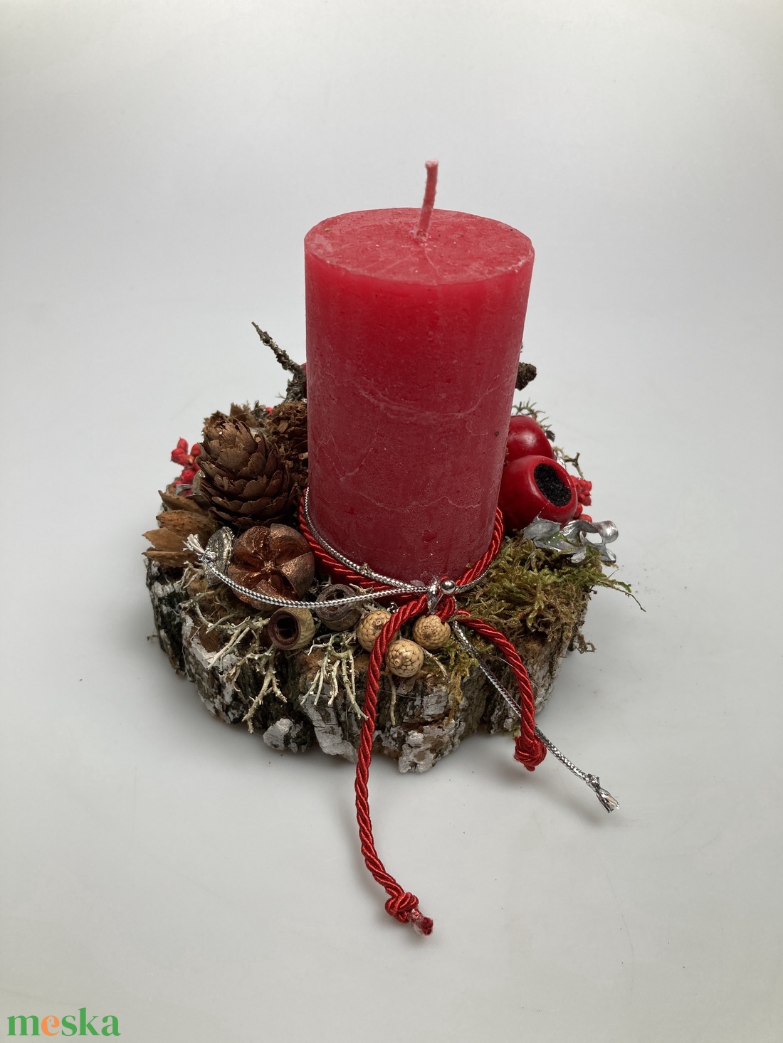 Fakorongra készült asztaldísz egy rusztikus piros hengergyertyával, termésekkel és kellékekkel gazdagon díszítve (FX-01) - karácsony - adventi díszek - adventi asztaldísz - Meska.hu