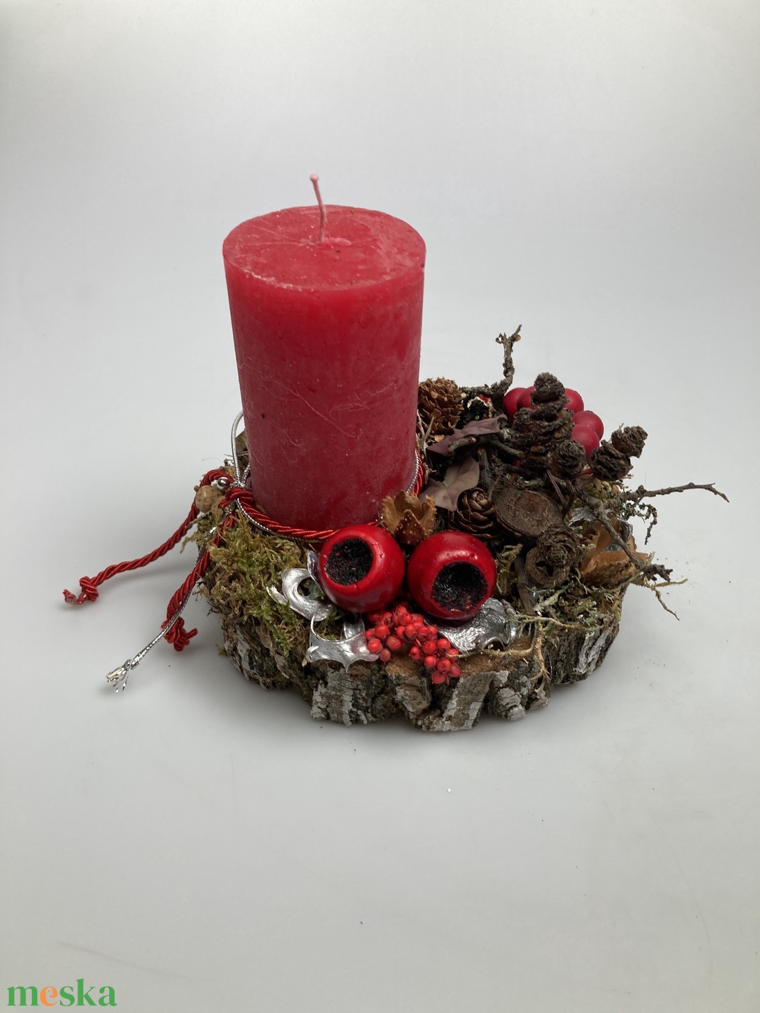 Fakorongra készült asztaldísz egy rusztikus piros hengergyertyával, termésekkel és kellékekkel gazdagon díszítve (FX-01) - karácsony - adventi díszek - adventi asztaldísz - Meska.hu