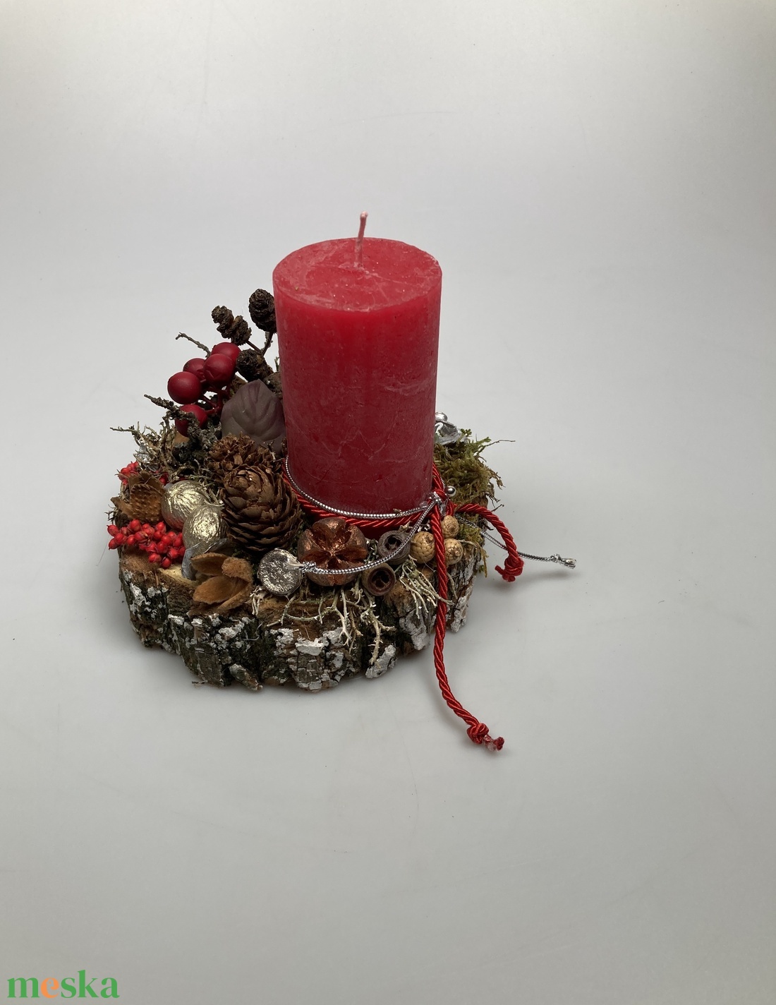 Fakorongra készült asztaldísz egy rusztikus piros hengergyertyával, termésekkel és kellékekkel gazdagon díszítve (FX-01) - karácsony - adventi díszek - adventi asztaldísz - Meska.hu