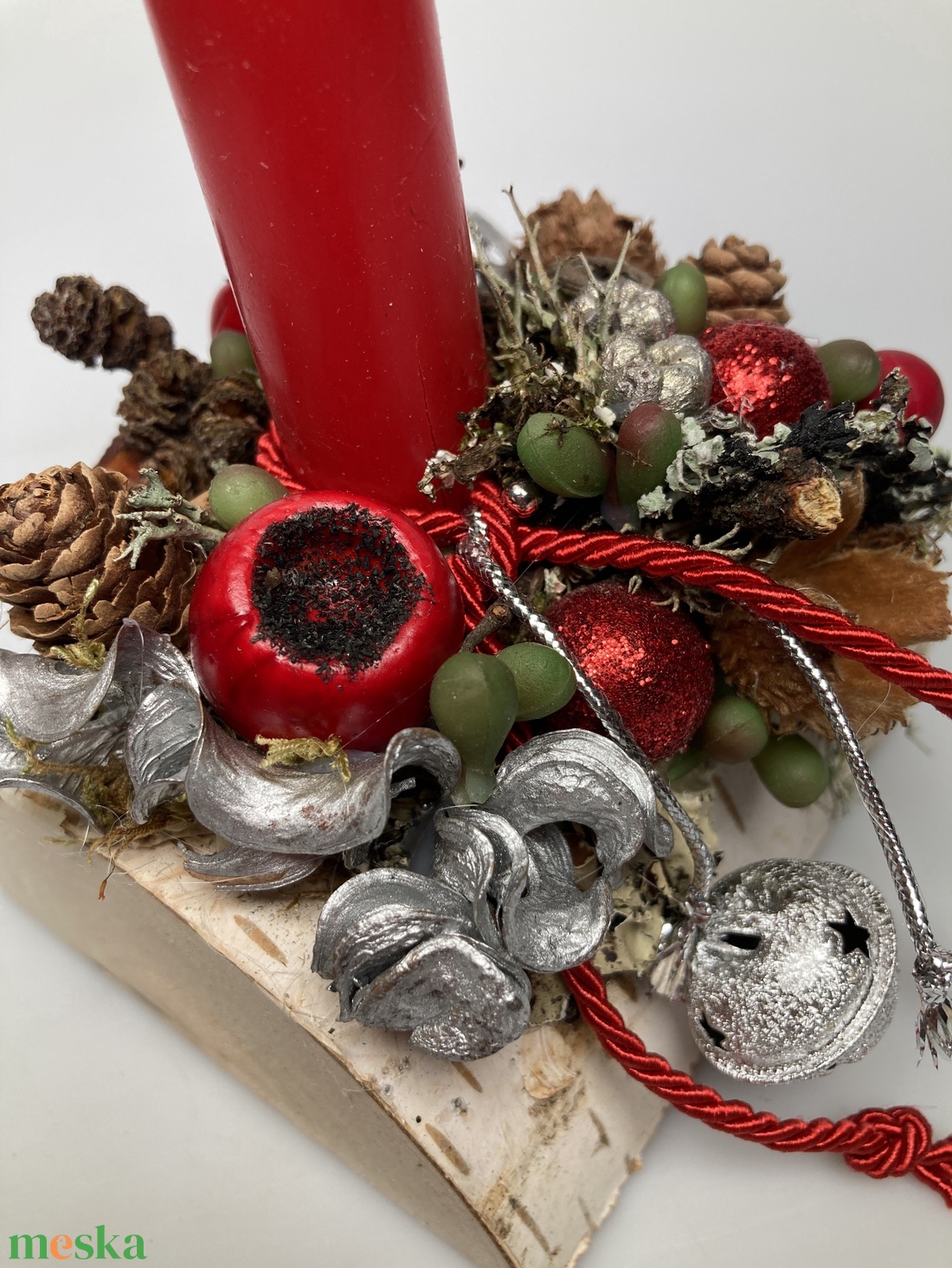 Fahasábra készült asztaldísz klasszikus piros szálgyertyával, termésekkel és kellékekkel gazdagon díszítve (FX-04) - karácsony - adventi díszek - adventi asztaldísz - Meska.hu