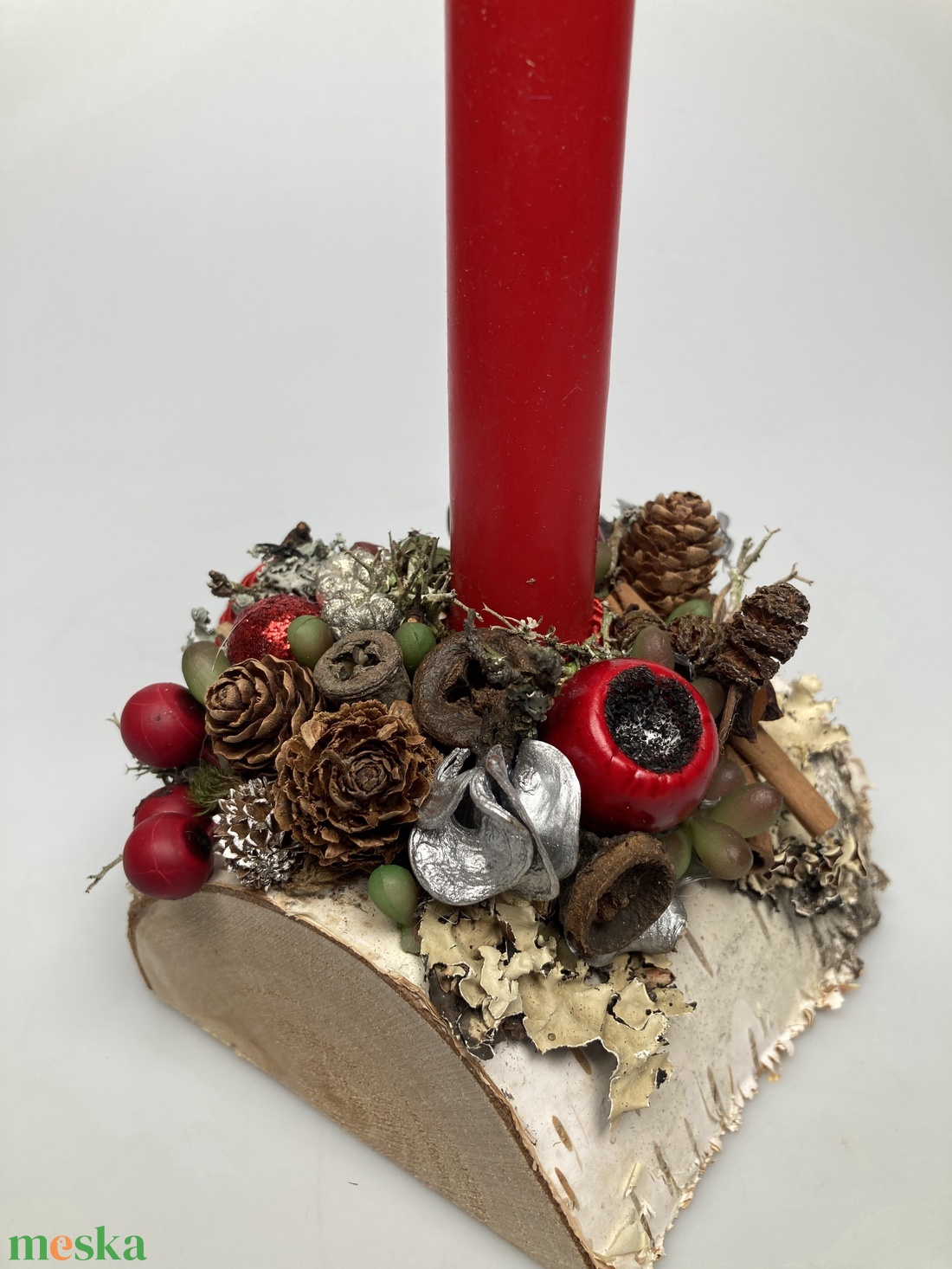 Fahasábra készült asztaldísz klasszikus piros szálgyertyával, termésekkel és kellékekkel gazdagon díszítve (FX-04) - karácsony - adventi díszek - adventi asztaldísz - Meska.hu