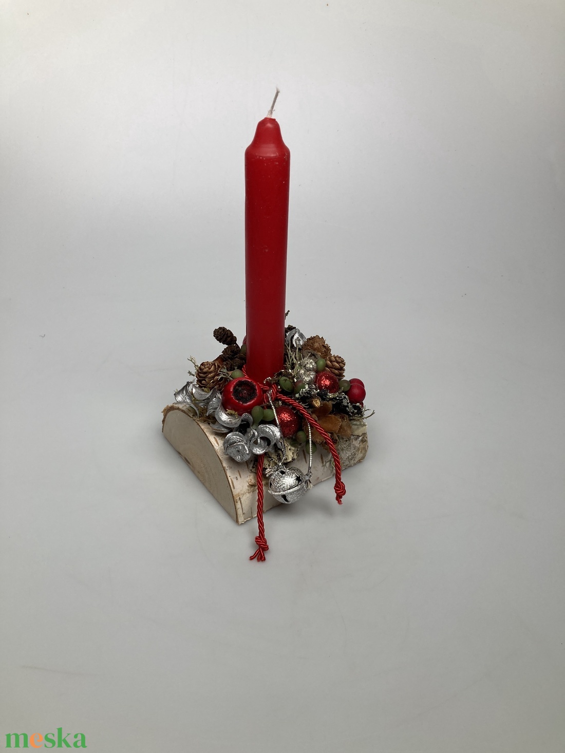 Fahasábra készült asztaldísz klasszikus piros szálgyertyával, termésekkel és kellékekkel gazdagon díszítve (FX-04) - karácsony - adventi díszek - adventi asztaldísz - Meska.hu