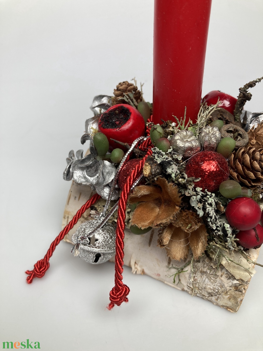 Fahasábra készült asztaldísz klasszikus piros szálgyertyával, termésekkel és kellékekkel gazdagon díszítve (FX-04) - karácsony - adventi díszek - adventi asztaldísz - Meska.hu