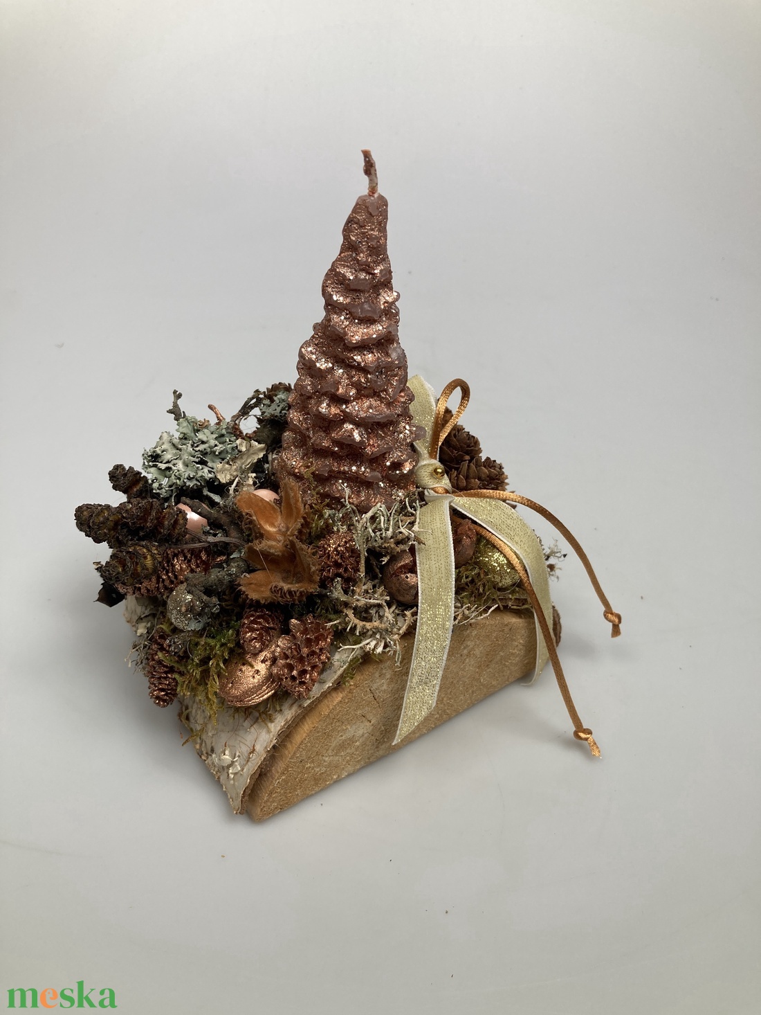 Fahasábra készült asztaldísz bronzszínű, fenyalakú gyertyával, termésekkel és kellékekkel gazdagon díszítve (FX-07) - karácsony - adventi díszek - adventi asztaldísz - Meska.hu