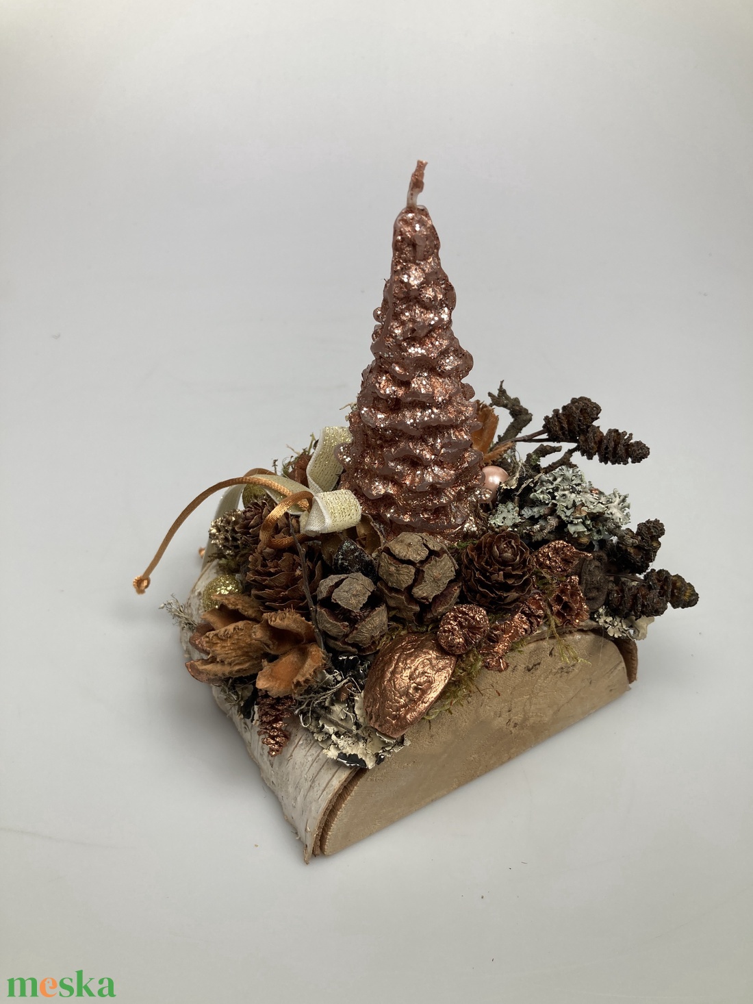 Fahasábra készült asztaldísz bronzszínű, fenyalakú gyertyával, termésekkel és kellékekkel gazdagon díszítve (FX-07) - karácsony - adventi díszek - adventi asztaldísz - Meska.hu
