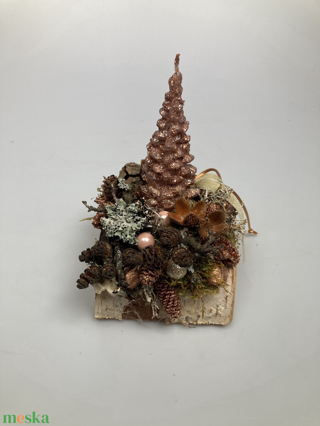 Fahasábra készült asztaldísz bronzszínű, fenyalakú gyertyával, termésekkel és kellékekkel gazdagon díszítve (FX-07) - karácsony - adventi díszek - adventi asztaldísz - Meska.hu