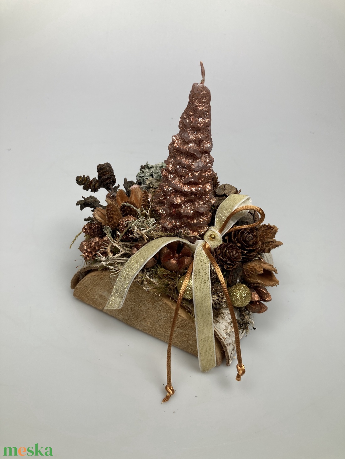 Fahasábra készült asztaldísz bronzszínű, fenyalakú gyertyával, termésekkel és kellékekkel gazdagon díszítve (FX-07) - karácsony - adventi díszek - adventi asztaldísz - Meska.hu