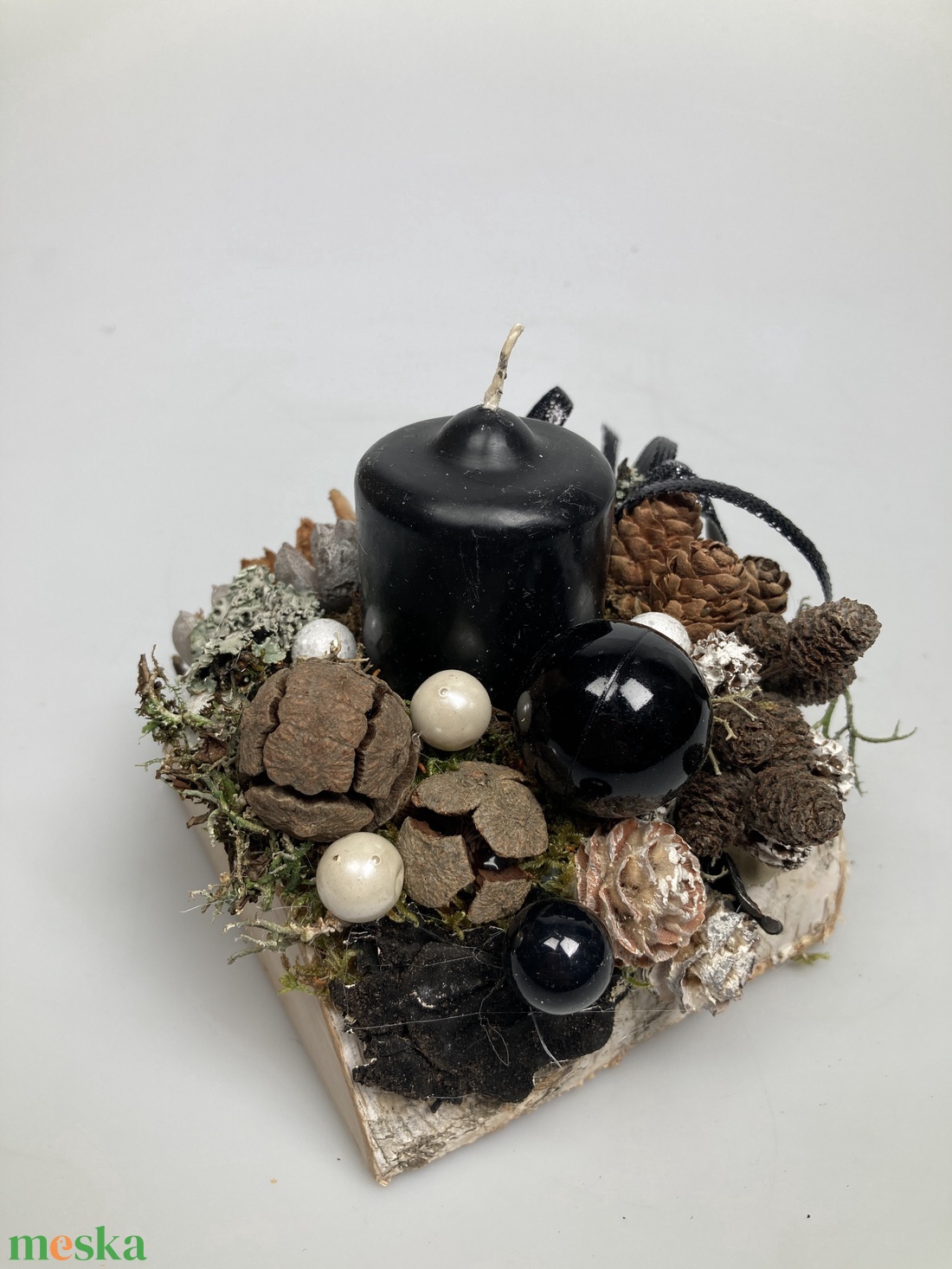 Fahasábra készült asztaldísz matt fekete tönkgyertyával, termésekkel és kellékekkel gazdagon díszítve (FX-08) - karácsony - adventi díszek - adventi asztaldísz - Meska.hu