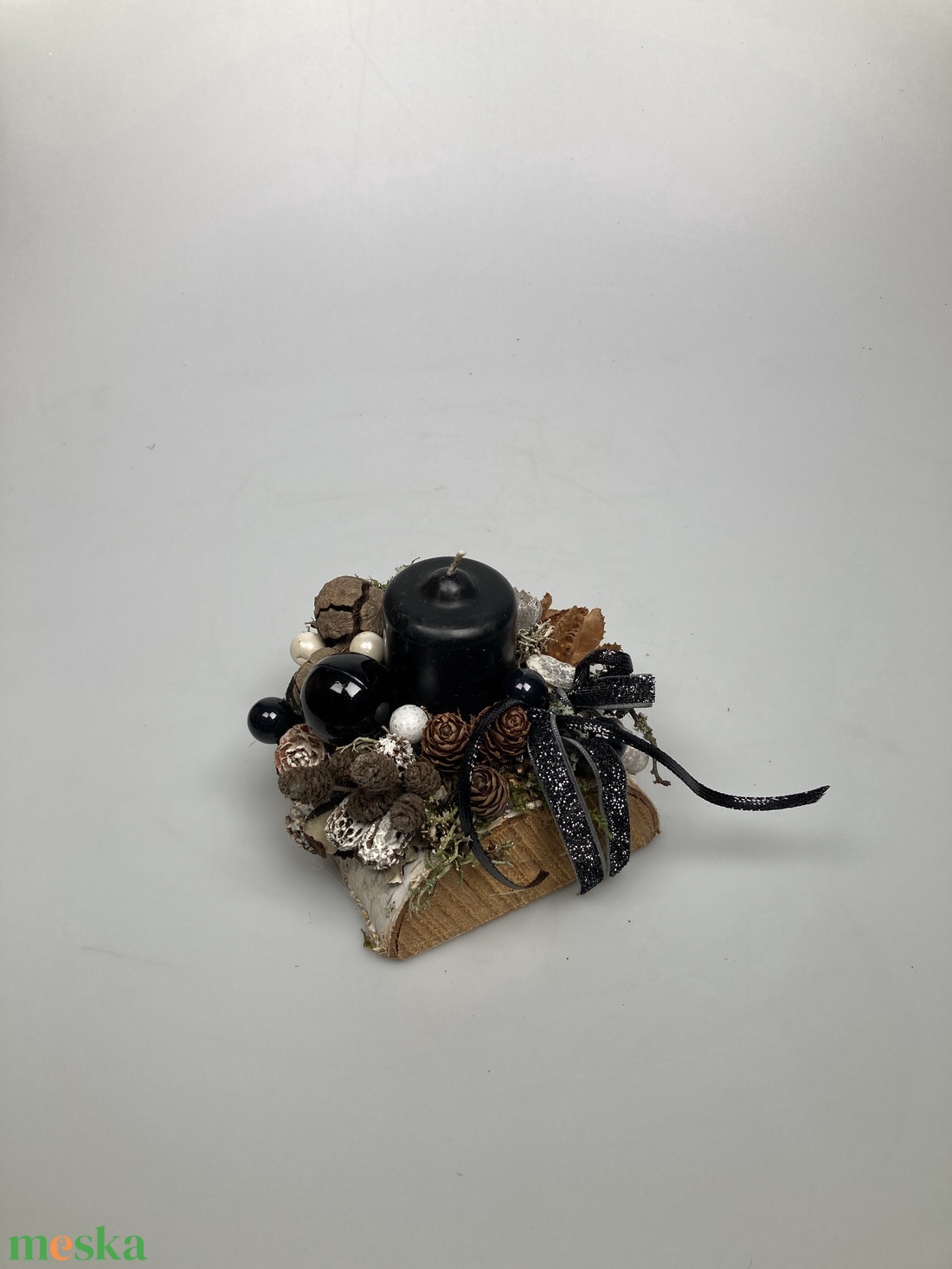 Fahasábra készült asztaldísz matt fekete tönkgyertyával, termésekkel és kellékekkel gazdagon díszítve (FX-08) - karácsony - adventi díszek - adventi asztaldísz - Meska.hu