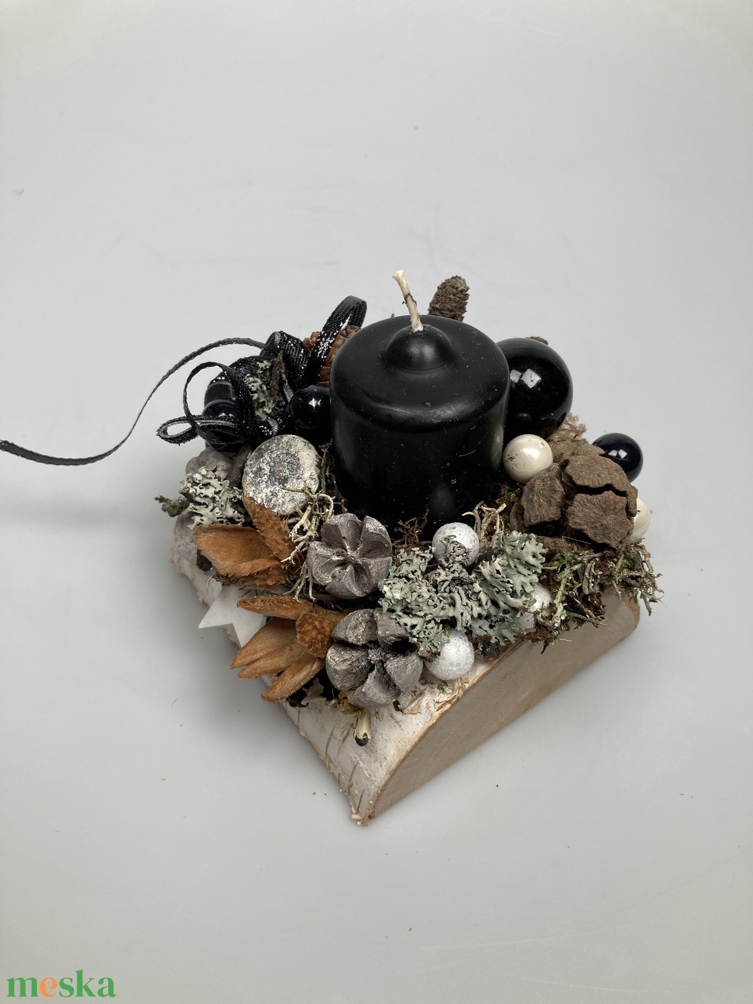 Fahasábra készült asztaldísz matt fekete tönkgyertyával, termésekkel és kellékekkel gazdagon díszítve (FX-08) - karácsony - adventi díszek - adventi asztaldísz - Meska.hu
