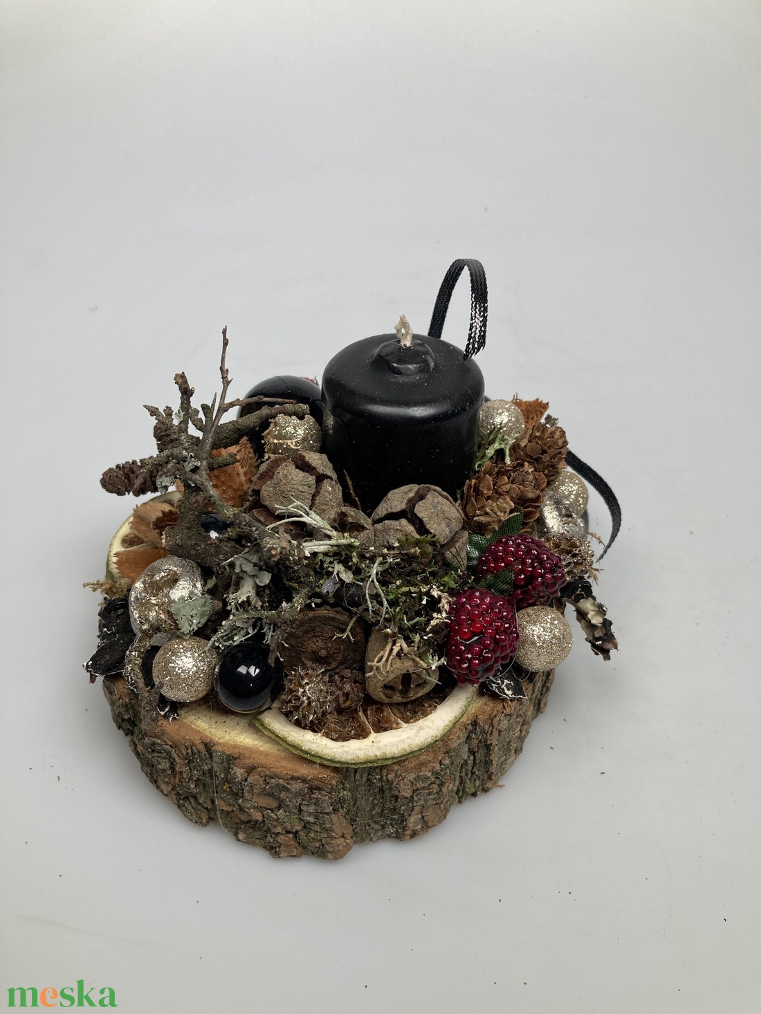 Fahasábra készült asztaldísz matt fekete tönkgyertyával, termésekkel és kellékekkel gazdagon díszítve (FX-09) - karácsony - adventi díszek - adventi asztaldísz - Meska.hu