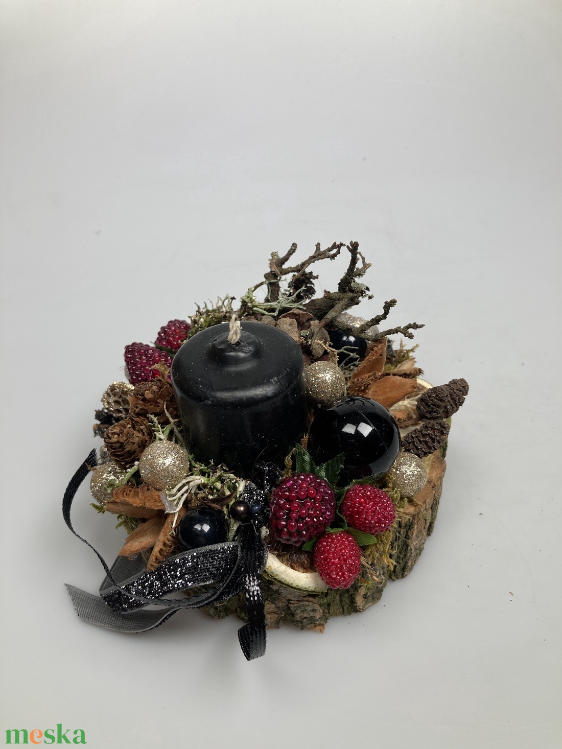 Fahasábra készült asztaldísz matt fekete tönkgyertyával, termésekkel és kellékekkel gazdagon díszítve (FX-09) - karácsony - adventi díszek - adventi asztaldísz - Meska.hu