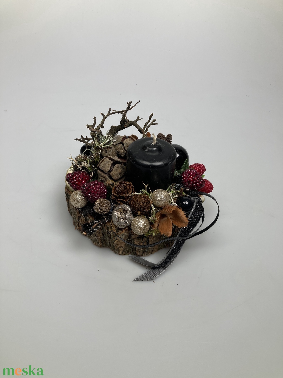 Fahasábra készült asztaldísz matt fekete tönkgyertyával, termésekkel és kellékekkel gazdagon díszítve (FX-09) - karácsony - adventi díszek - adventi asztaldísz - Meska.hu