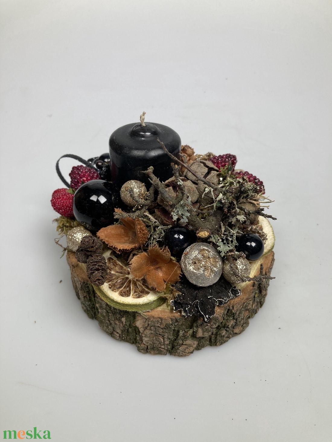 Fahasábra készült asztaldísz matt fekete tönkgyertyával, termésekkel és kellékekkel gazdagon díszítve (FX-09) - karácsony - adventi díszek - adventi asztaldísz - Meska.hu