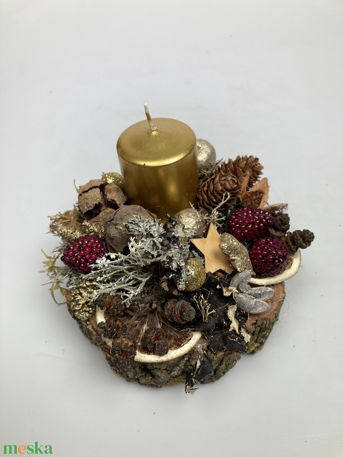 Fahasábra készült asztaldísz arany metál tönkgyertyával, termésekkel és kellékekkel gazdagon díszítve (FX-10) - karácsony - adventi díszek - adventi asztaldísz - Meska.hu