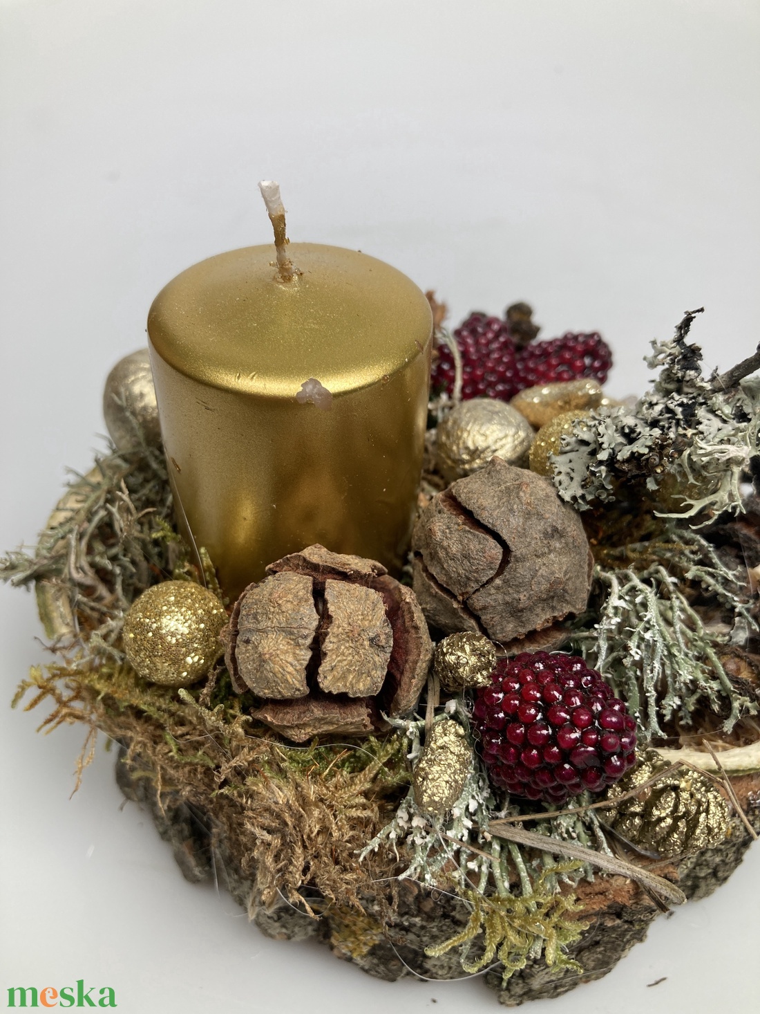 Fahasábra készült asztaldísz arany metál tönkgyertyával, termésekkel és kellékekkel gazdagon díszítve (FX-10) - karácsony - adventi díszek - adventi asztaldísz - Meska.hu
