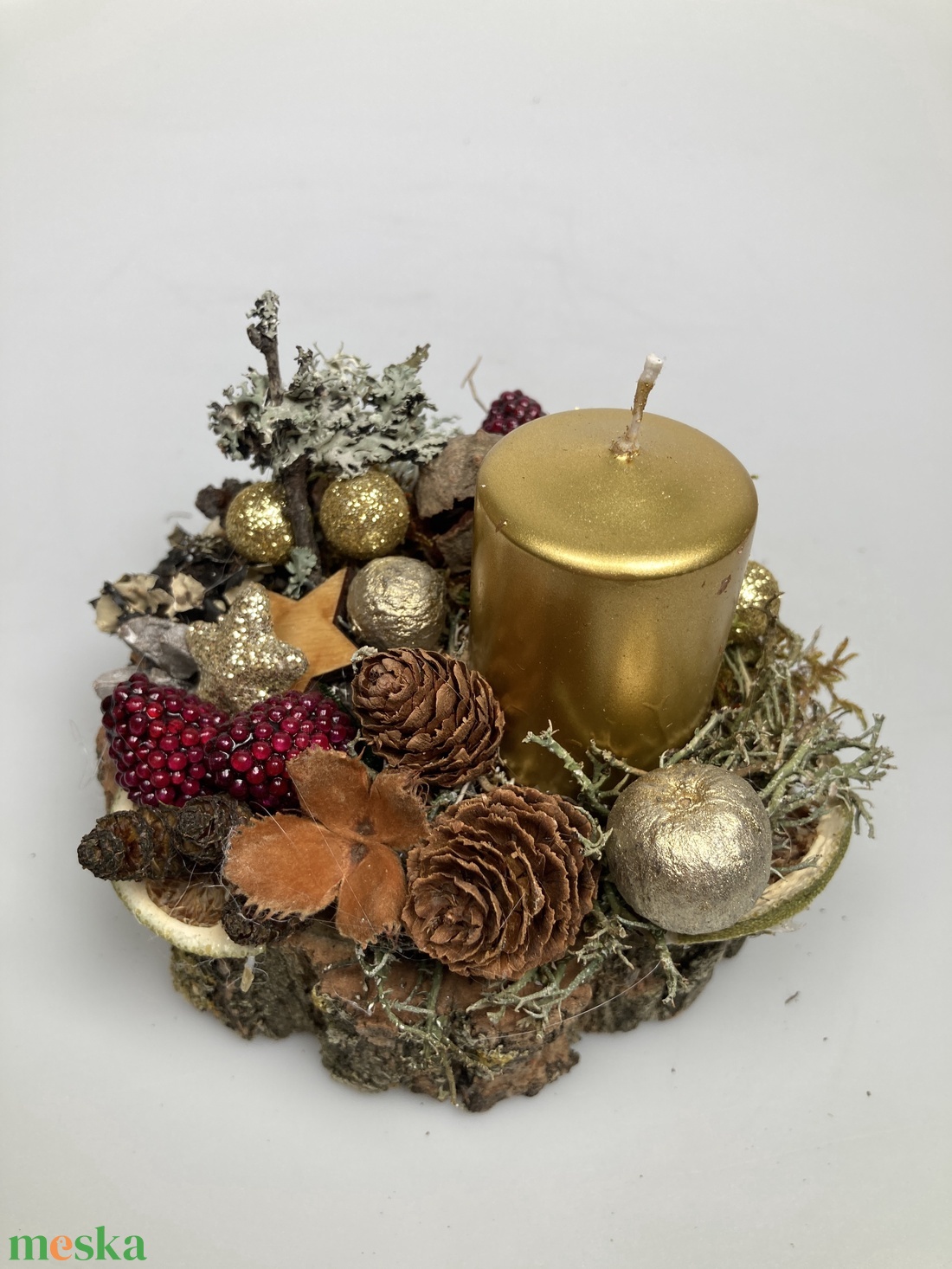 Fahasábra készült asztaldísz arany metál tönkgyertyával, termésekkel és kellékekkel gazdagon díszítve (FX-10) - karácsony - adventi díszek - adventi asztaldísz - Meska.hu