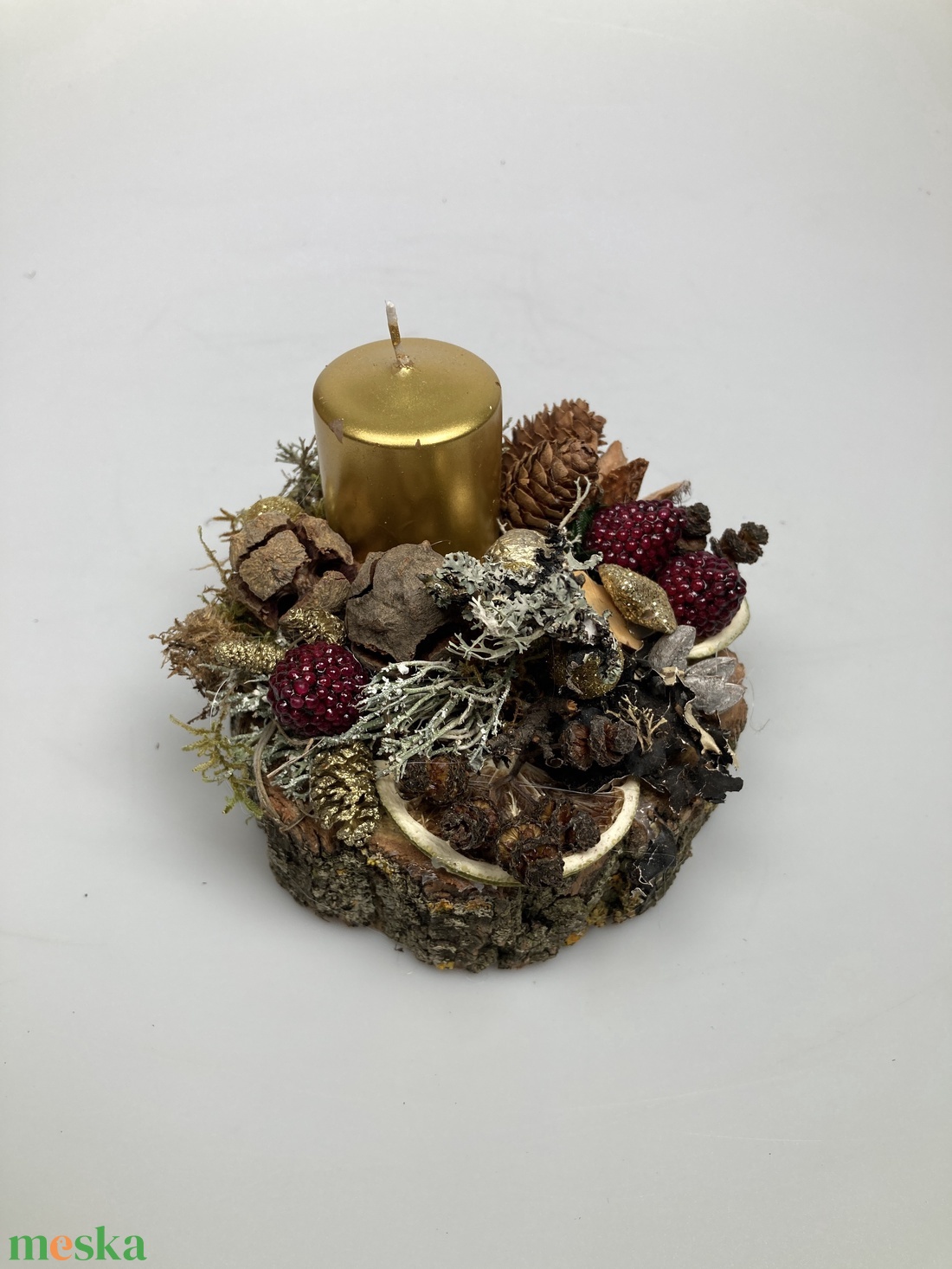 Fahasábra készült asztaldísz arany metál tönkgyertyával, termésekkel és kellékekkel gazdagon díszítve (FX-10) - karácsony - adventi díszek - adventi asztaldísz - Meska.hu