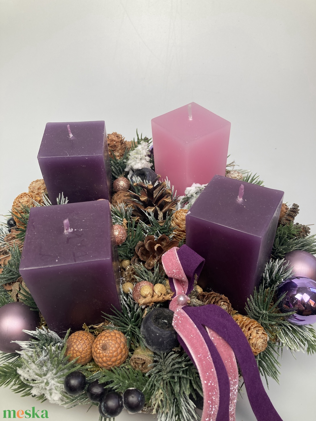 Hagyományos színvilágú - három lila és egy rózsaszín gyertyás adventi asztaldísz bársonyszalaggal (AW11) - karácsony - adventi díszek - adventi asztaldísz - Meska.hu