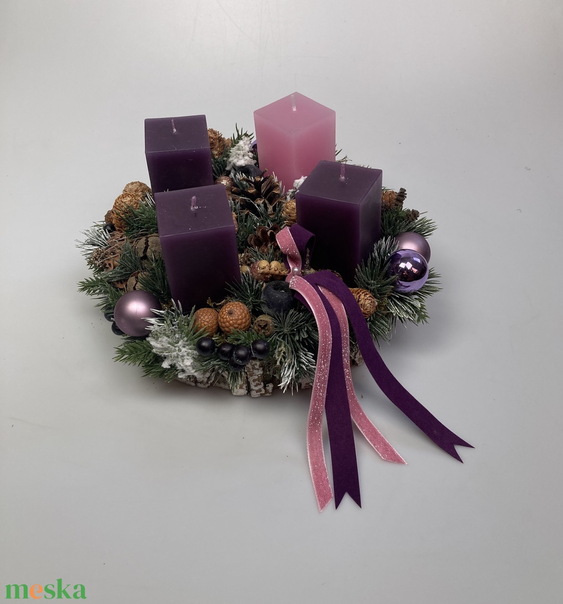 Hagyományos színvilágú - három lila és egy rózsaszín gyertyás adventi asztaldísz bársonyszalaggal (AW11) - karácsony - adventi díszek - adventi asztaldísz - Meska.hu