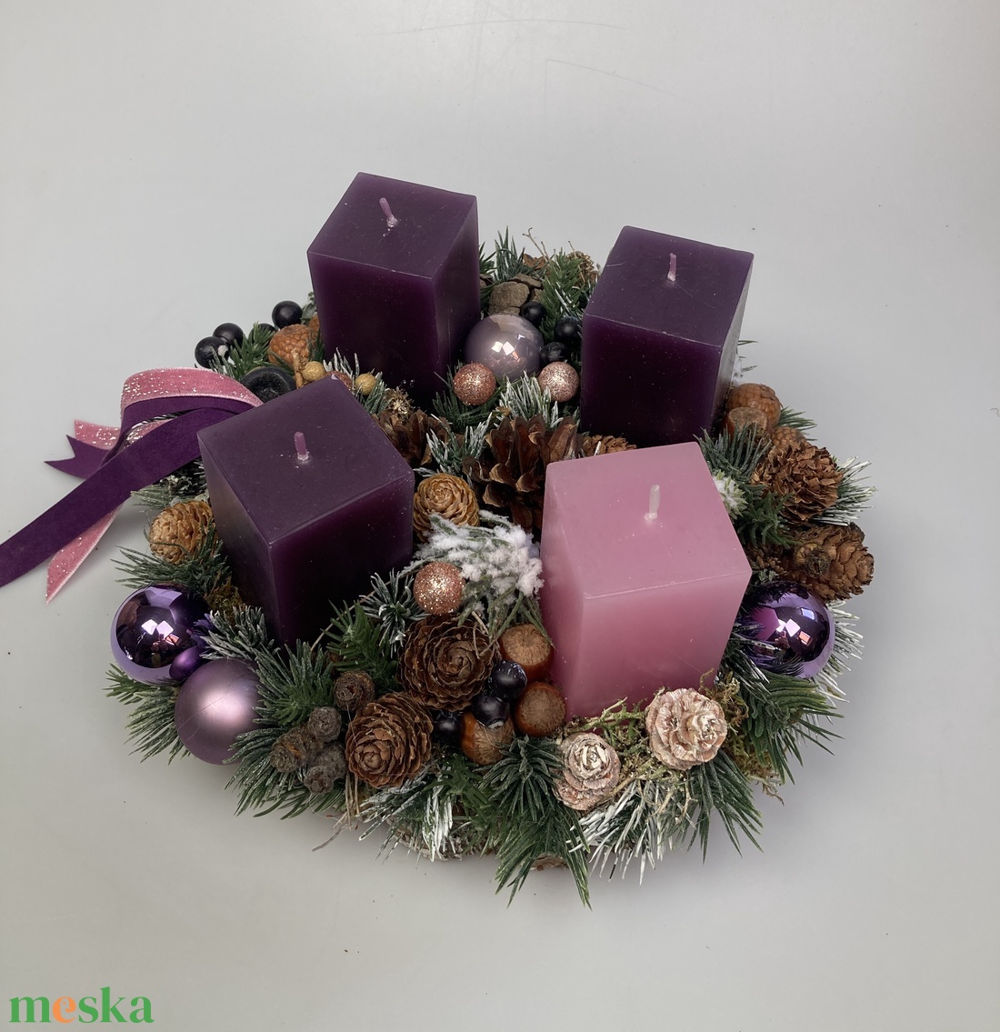 Hagyományos színvilágú - három lila és egy rózsaszín gyertyás adventi asztaldísz bársonyszalaggal (AW11) - karácsony - adventi díszek - adventi asztaldísz - Meska.hu
