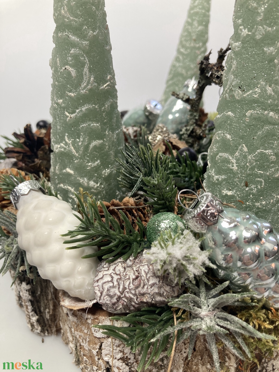 Tobozalakú üveggömbökkel ékített, zöld fenyőfa gyertyás, fakorongon nyugvó, adventi asztaldísz gazdagon díszítve (AW12) - karácsony - adventi díszek - adventi asztaldísz - Meska.hu