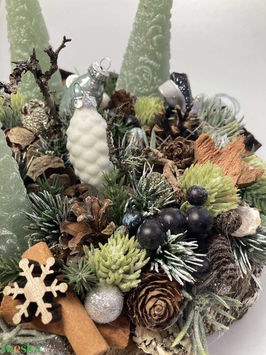 Tobozalakú üveggömbökkel ékített, zöld fenyőfa gyertyás, fakorongon nyugvó, adventi asztaldísz gazdagon díszítve (AW12) - karácsony - adventi díszek - adventi asztaldísz - Meska.hu