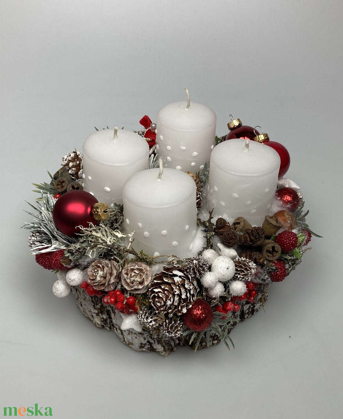 Üveggömbökkel ékített, fehér pöttyös gyertyás, fakorongon nyugvó, adventi asztaldísz gazdagon díszítve (AW13) - karácsony - adventi díszek - adventi asztaldísz - Meska.hu