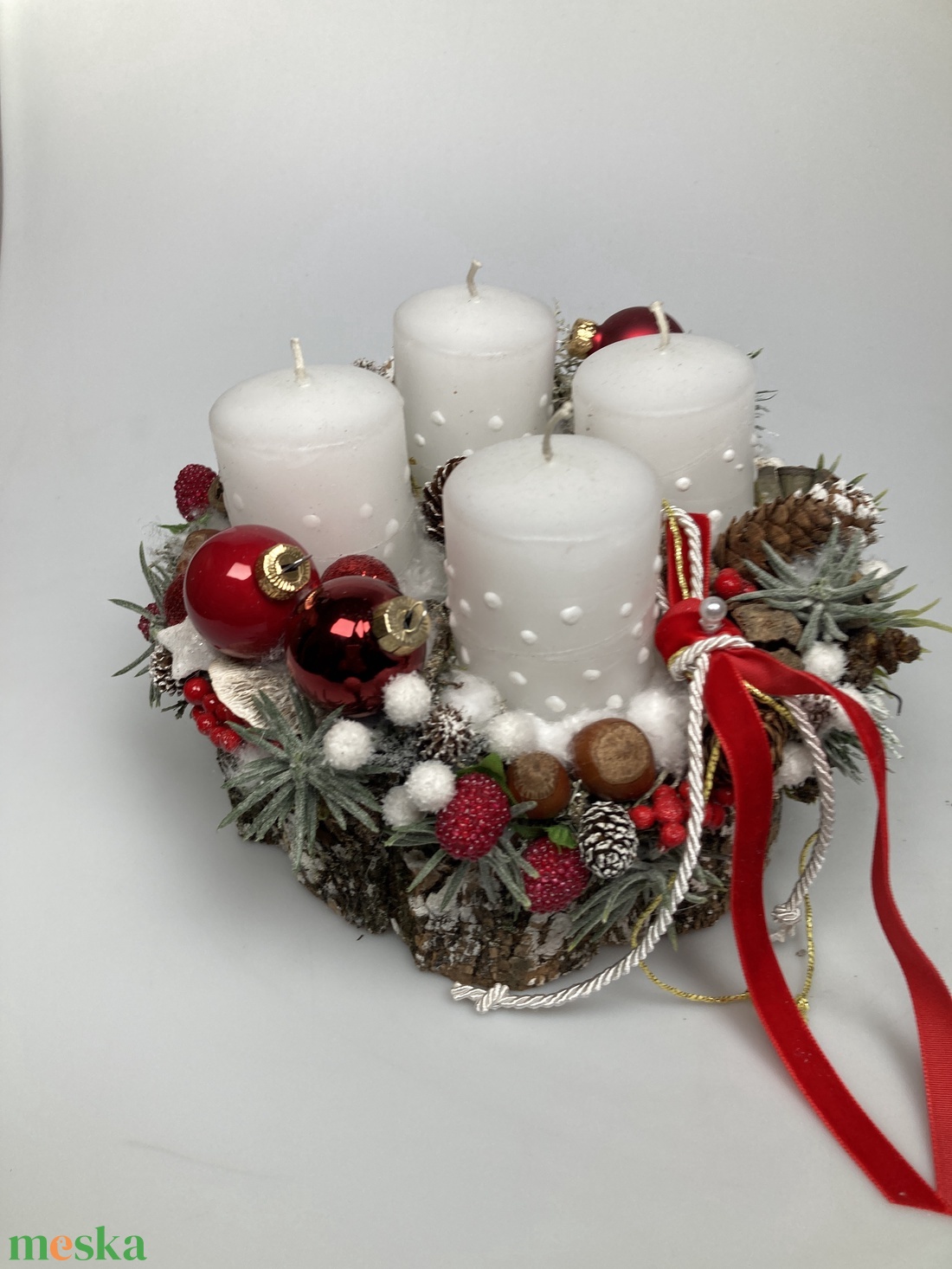 Üveggömbökkel ékített, fehér pöttyös gyertyás, fakorongon nyugvó, adventi asztaldísz gazdagon díszítve (AW13) - karácsony - adventi díszek - adventi asztaldísz - Meska.hu