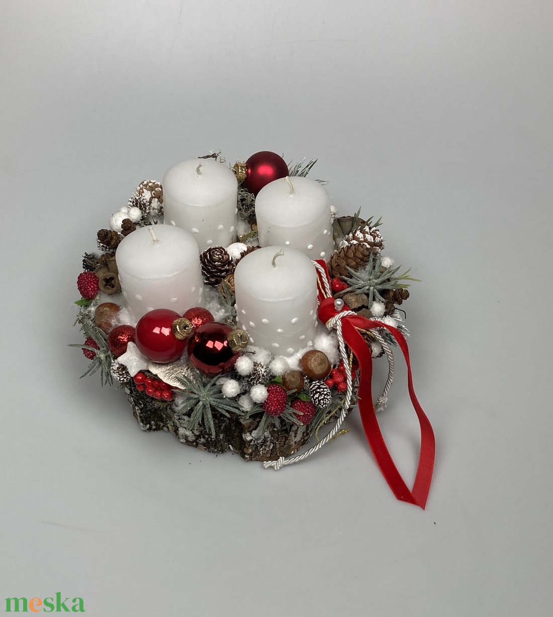 Üveggömbökkel ékített, fehér pöttyös gyertyás, fakorongon nyugvó, adventi asztaldísz gazdagon díszítve (AW13) - karácsony - adventi díszek - adventi asztaldísz - Meska.hu