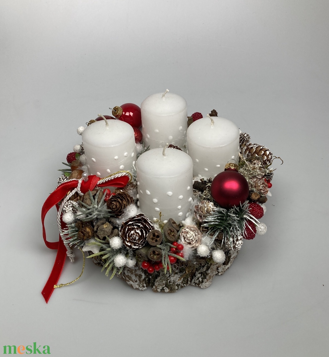 Üveggömbökkel ékített, fehér pöttyös gyertyás, fakorongon nyugvó, adventi asztaldísz gazdagon díszítve (AW13) - karácsony - adventi díszek - adventi asztaldísz - Meska.hu