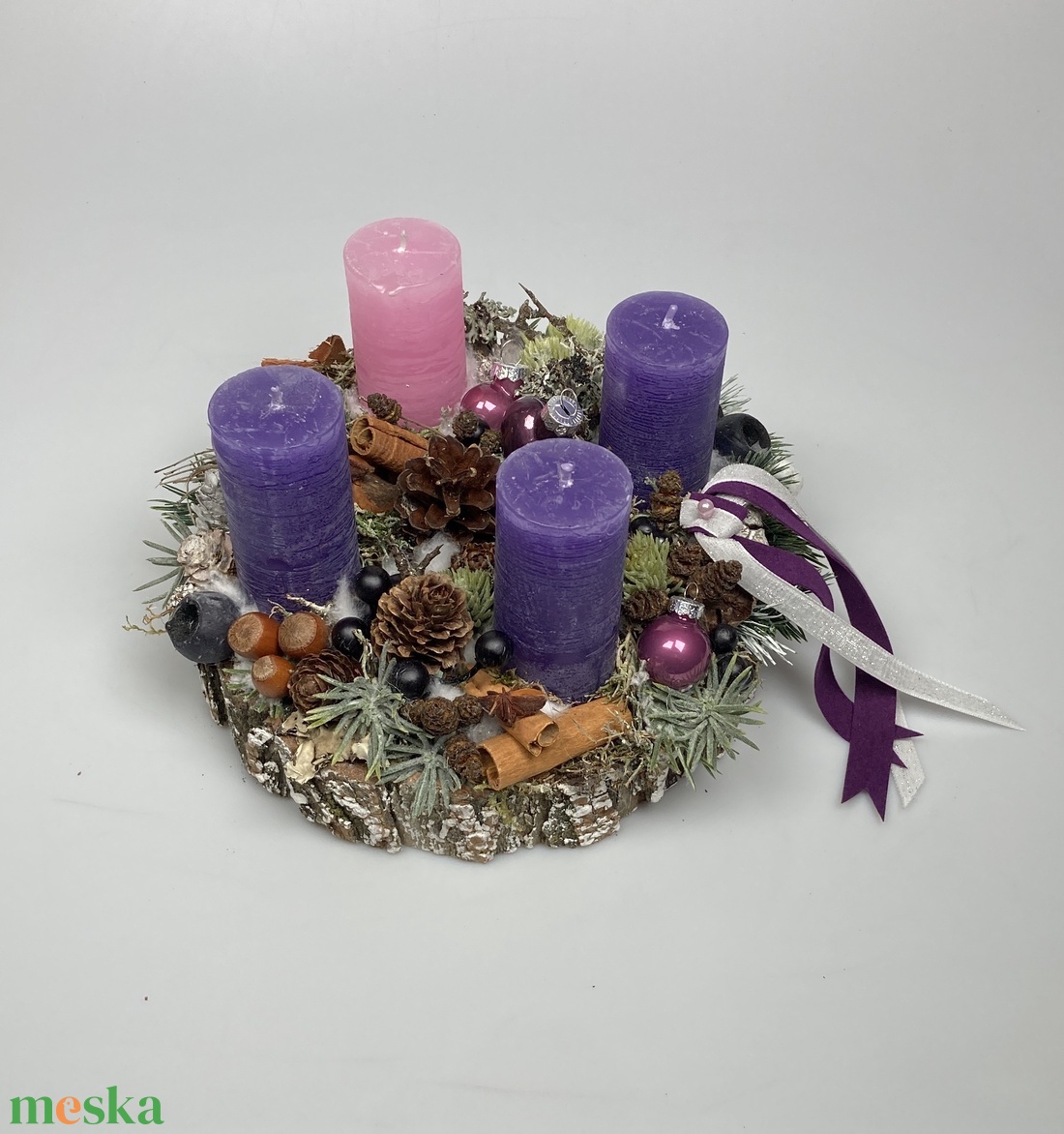 Üveggömbökkel ékített, klasszikus színvilágú - 3 lila, 1 rózsaszín gyertyás, fakorongon nyugvó adventi asztaldísz (AW14) - karácsony - adventi díszek - adventi asztaldísz - Meska.hu